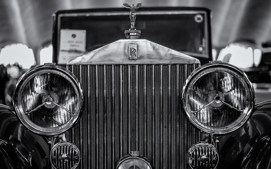 Obraz Wieloczęściowy Rolls Royce Z Bliska – elegancki detal do wnętrz modern classic i loft 240x150