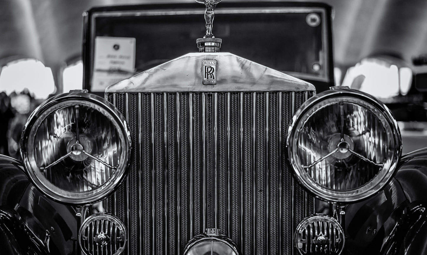 Obraz Wieloczęściowy Rolls Royce Z Bliska – elegancki motyw motoryzacyjny do wnętrz industrialnych i nowoczesnych 250x150