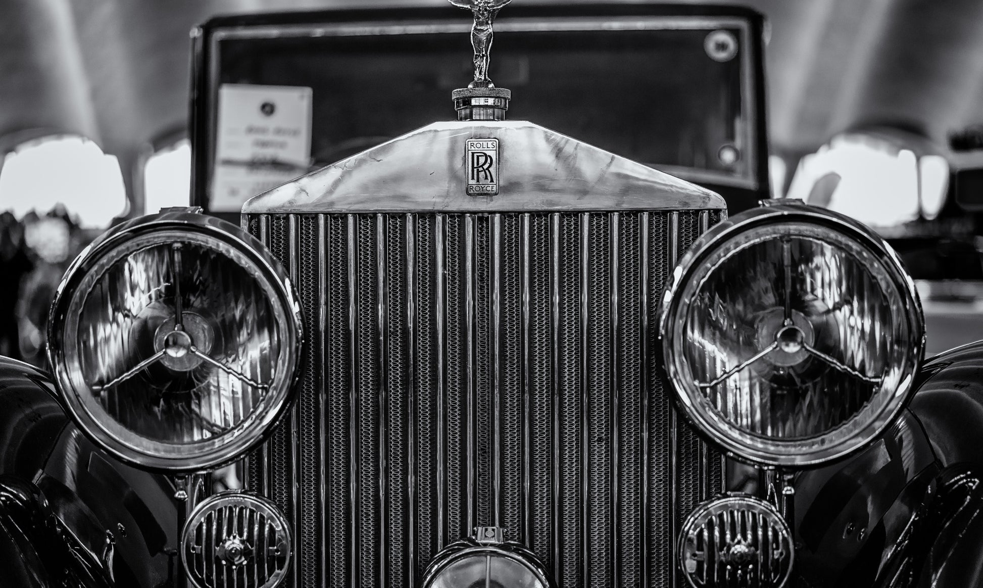 Obraz Wieloczęściowy Rolls Royce Z Bliska – elegancki motyw motoryzacyjny do wnętrz industrialnych i nowoczesnych 250x150