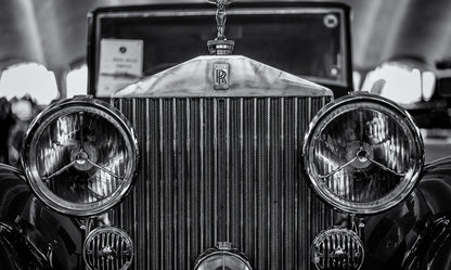 Obraz Wieloczęściowy Rolls Royce Z Bliska – elegancki motyw motoryzacyjny do wnętrz industrialnych i nowoczesnych 250x150