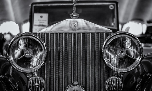 Obraz Wieloczęściowy Rolls Royce Z Bliska – elegancki motyw motoryzacyjny do wnętrz industrialnych i nowoczesnych 250x150