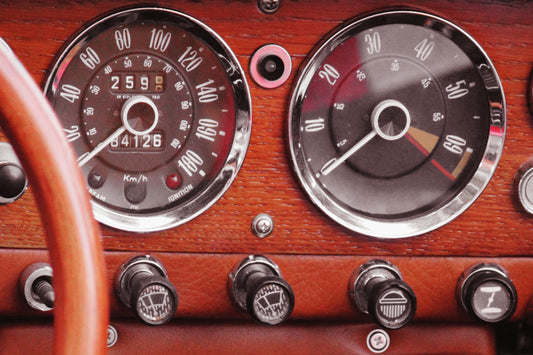Obraz Wieloczęściowy Liczniki Retro – motoryzacyjna elegancja do wnętrz industrialnych i klasycznych 180x120