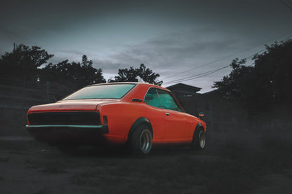 Obraz Wieloczęściowy Pomarańczowy Samochód Retro – klasyka motoryzacji do wnętrz retro, industrialnych i nowoczesnych 180x120