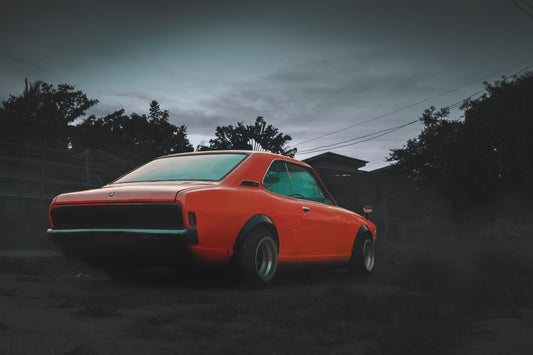 Obraz Wieloczęściowy Pomarańczowy Samochód Retro – klasyka motoryzacji do wnętrz retro, industrialnych i nowoczesnych 180x120