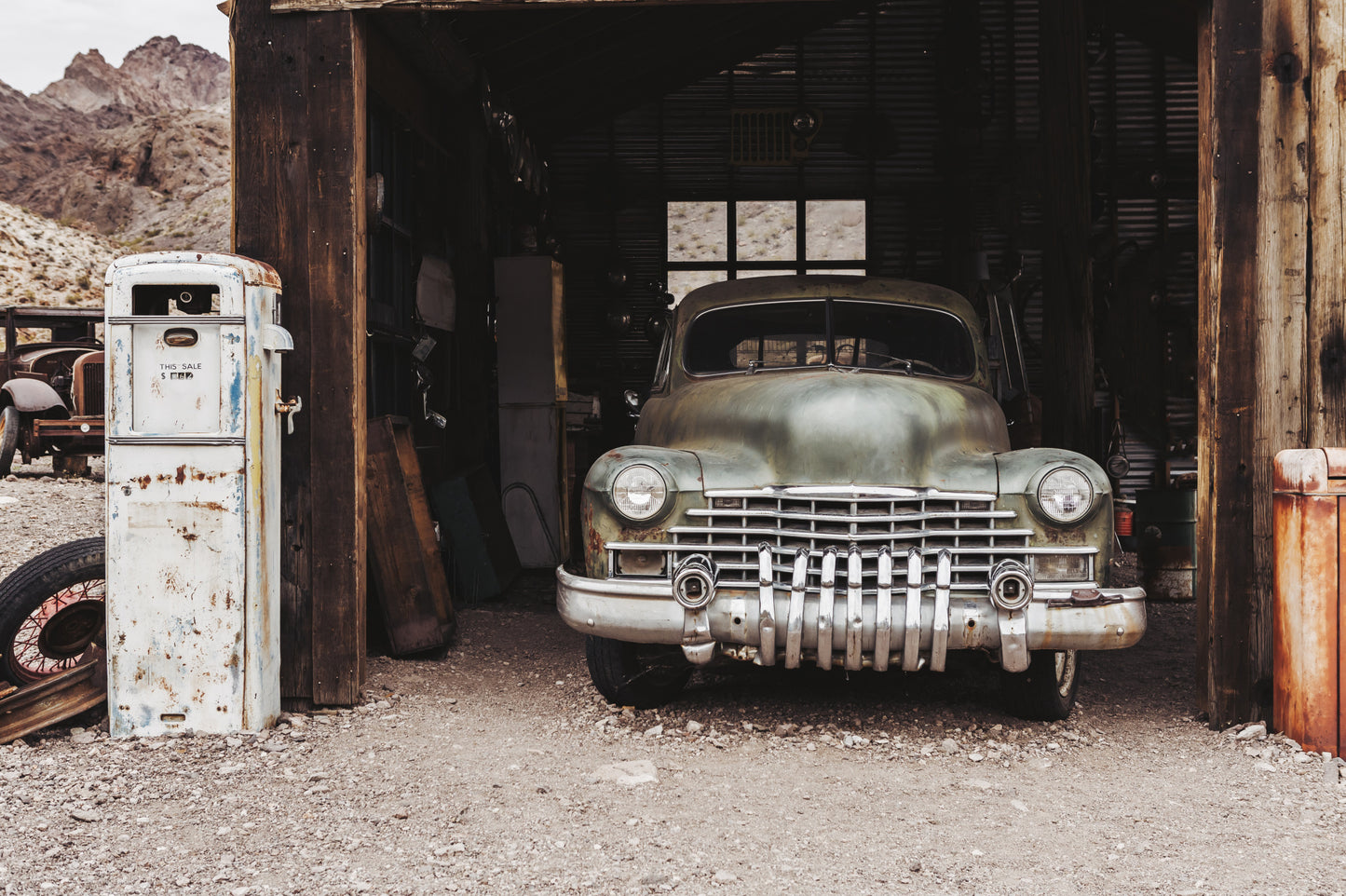 Obraz Wieloczęściowy Stary Samochód Vintage – klasyczna elegancja do wnętrz industrialnych i retro 180x120