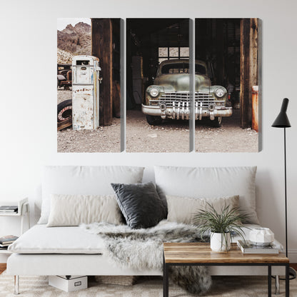 Obraz Wieloczęściowy Stary Samochód Vintage – klasyczna elegancja do wnętrz industrialnych i retro – widok 3