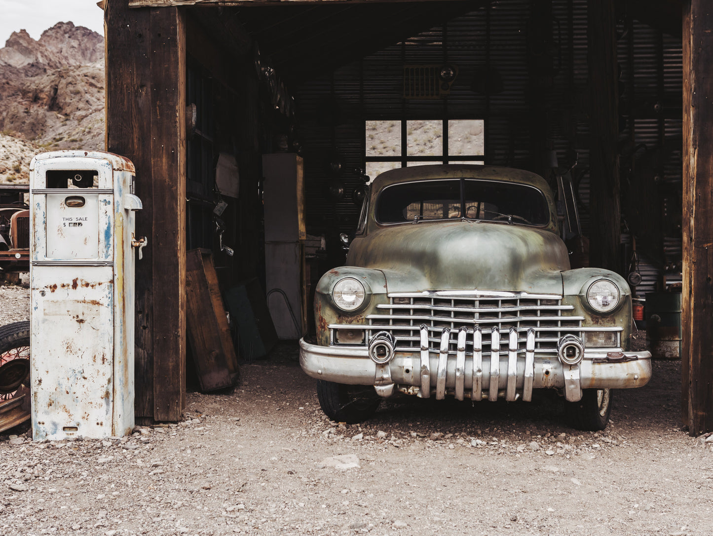 Obraz Wieloczęściowy Klasyczne Auto – Nostalgiczna Scena Vintage do wnętrz Industrialnych, Loftowych i Retro 200x150