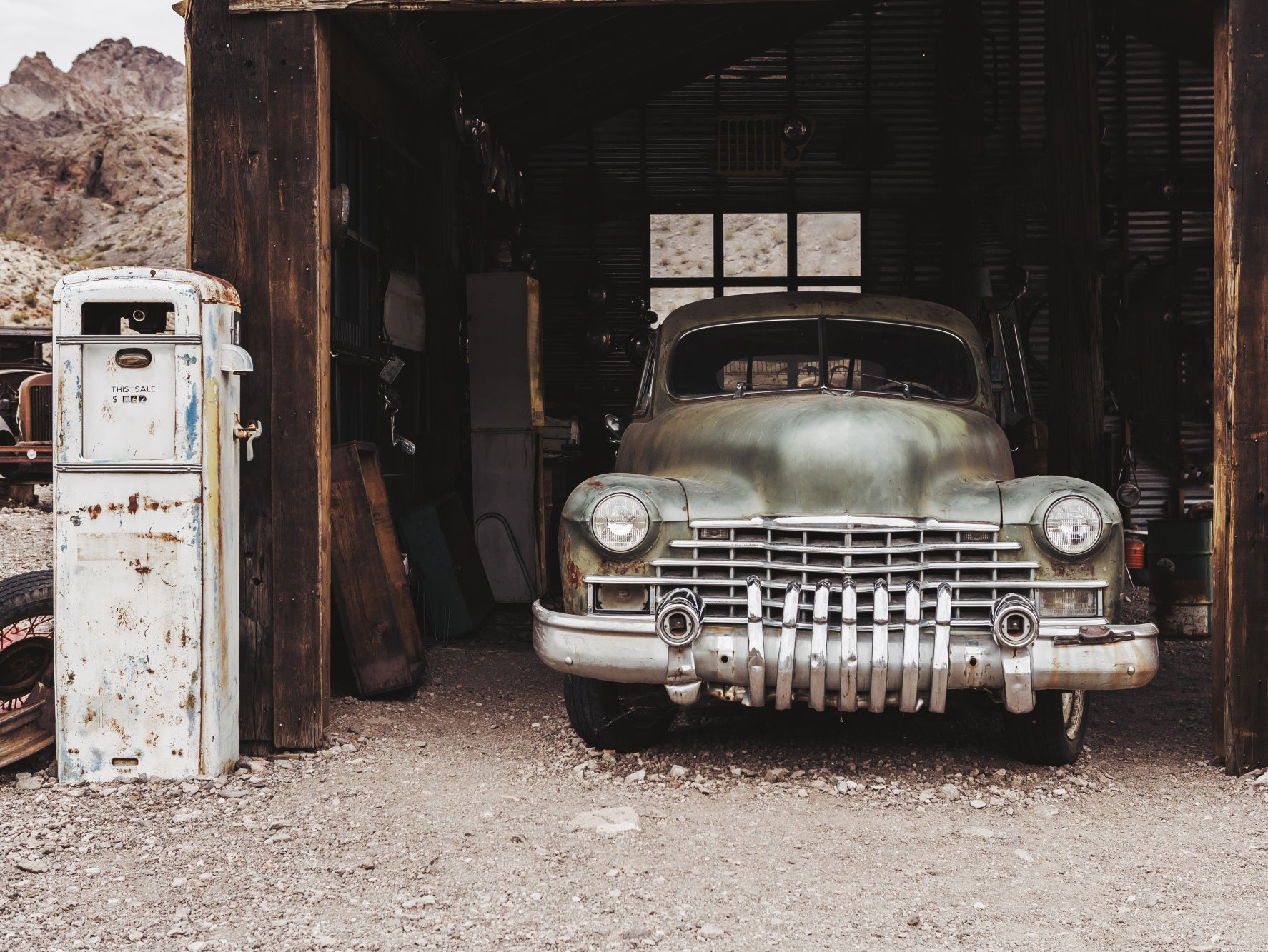 Obraz Wieloczęściowy Klasyczne Auto – Nostalgiczna Scena Vintage do wnętrz Industrialnych, Loftowych i Retro 200x150