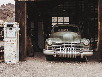 Obraz Wieloczęściowy Klasyczne Auto – Nostalgiczna Scena Vintage do wnętrz Industrialnych, Loftowych i Retro 200x150