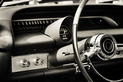 Obraz Wieloczęściowy Deska Rozdzielcza Klasyka – retro motoryzacja do wnętrz vintage i industrialnych 180x120