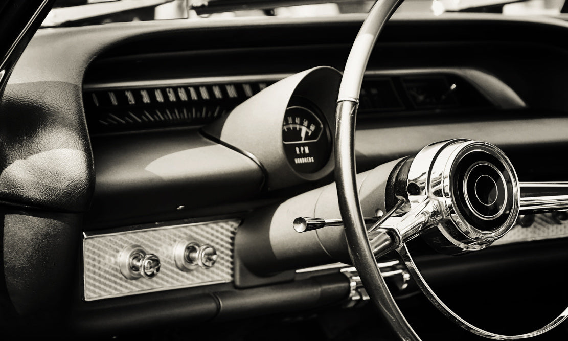 Obraz Wieloczęściowy Deska Rozdzielcza Klasycznego Samochodu – vintage elegancja do wnętrz industrialnych i retro 250x150