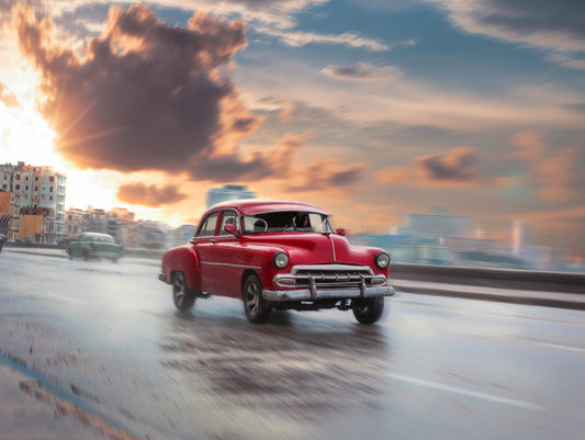 Obraz Wieloczęściowy Zabytkowy Samochód na Drodze – nostalgia i motoryzacja do wnętrz loftowych i retro 200x150