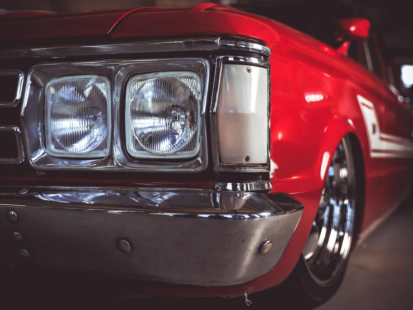 Obraz Wieloczęściowy Reflektor w Starym Samochodzie – retro motoryzacja do wnętrz industrialnych i vintage 200x150