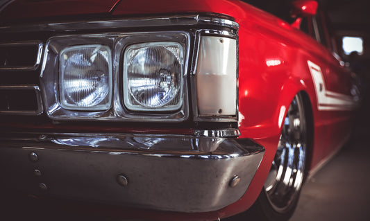 Obraz Wieloczęściowy Klasyczne Auto – industrialna nostalgia do wnętrz loftowych i retro 250x150