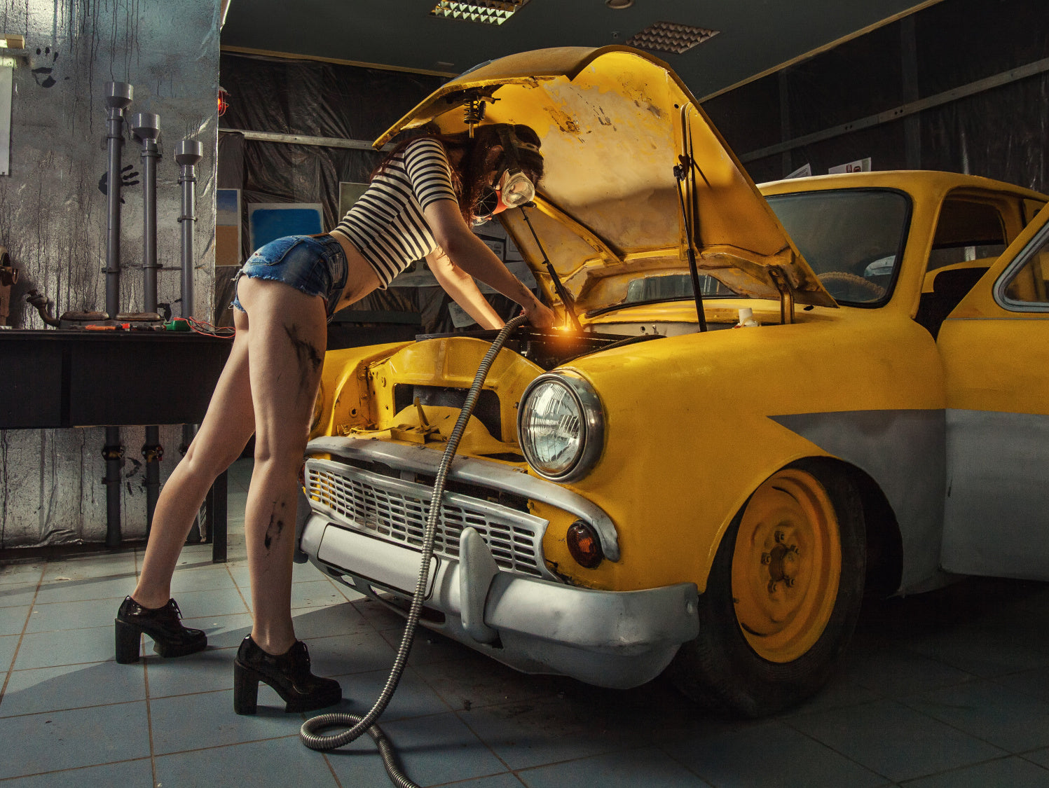 Obraz Wieloczęściowy Portret Kobiety w Samochodzie – zmysłowy i nowoczesny do wnętrz Loftowych, Glamour i Industrialnych 200x150