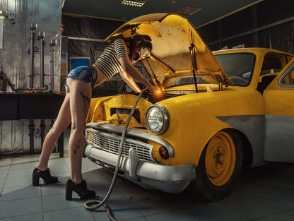 Obraz Wieloczęściowy Portret Kobiety w Samochodzie – zmysłowy i nowoczesny do wnętrz Loftowych, Glamour i Industrialnych 200x150