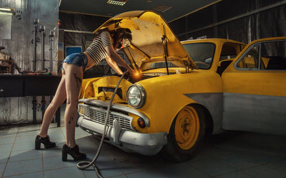 Obraz Wieloczęściowy Portret Kobiety w Samochodzie – zmysłowy akcent do wnętrz nowoczesnych, industrialnych i glamour 240x150