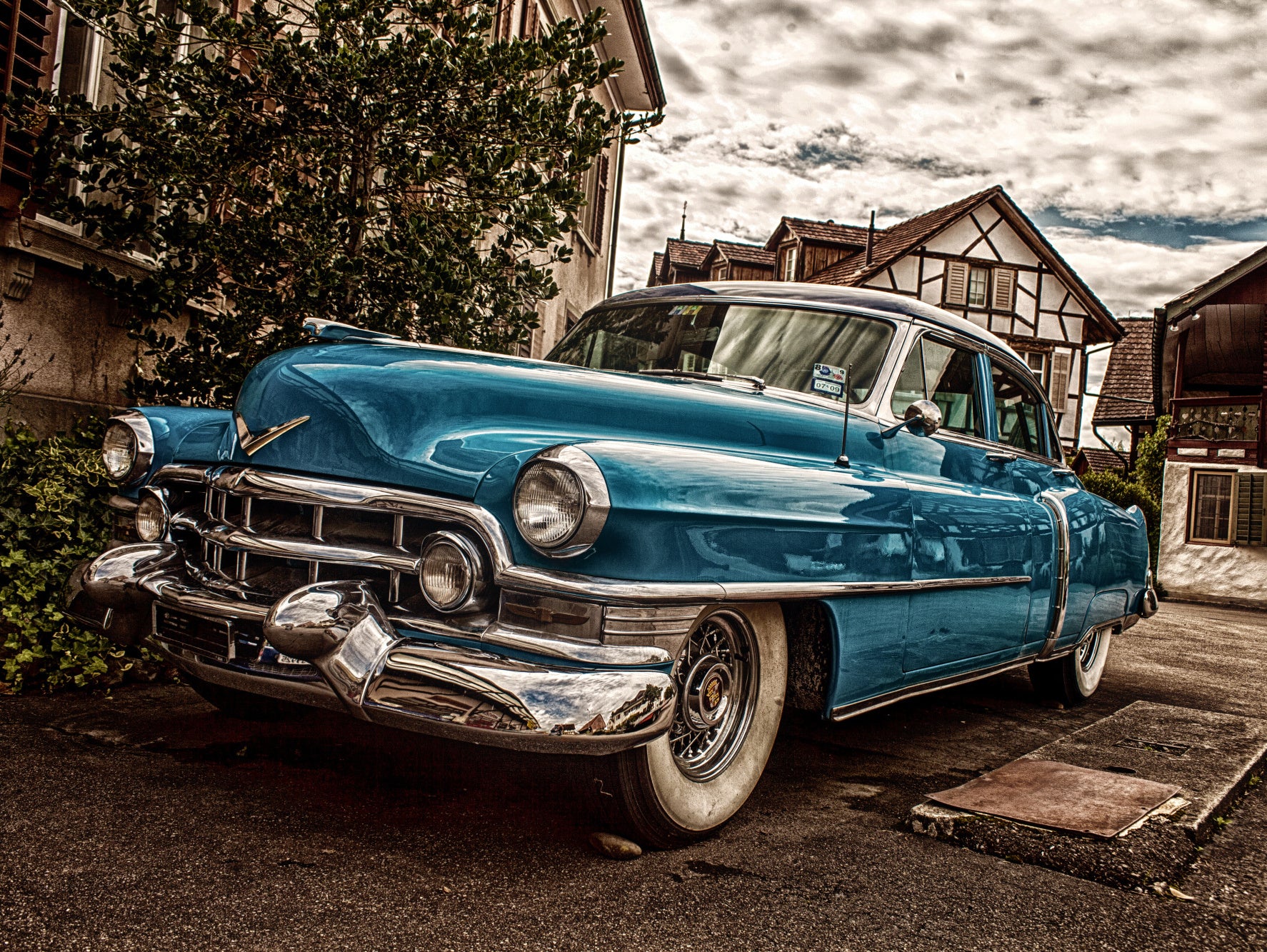 Obraz Wieloczęściowy Niebieski Cadillac Eldorado 1953 – ikona retro do wnętrz Mid-century Modern i Industrialnych 200x150