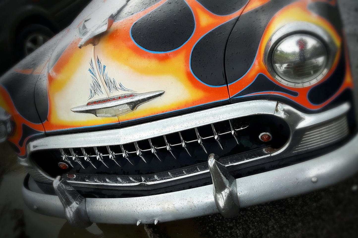 Obraz Wieloczęściowy Hot Rod z Płomieniami – dynamiczny, motoryzacyjny do wnętrz industrialnych i loftowych 180x120