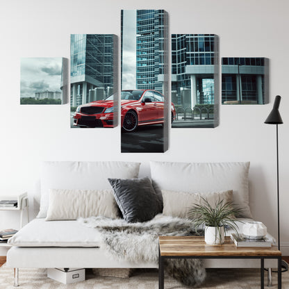 Obraz Wieloczęściowy Czerwony Samochód w Mieście – dynamiczna panorama do wnętrz industrialnych i nowoczesnych – widok 3