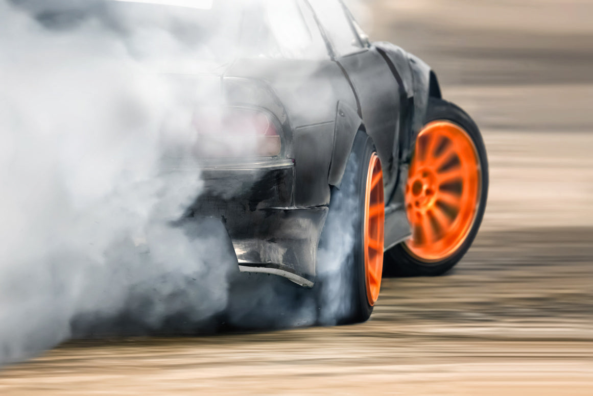 Obraz Wieloczęściowy Driftujący Samochód – dynamiczna kompozycja do wnętrz nowoczesnych i motoryzacyjnych 180x120