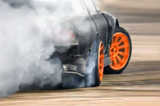 Obraz Wieloczęściowy Driftujący Samochód – dynamiczna kompozycja do wnętrz nowoczesnych i motoryzacyjnych 180x120