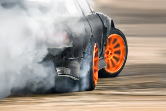 Obraz Wieloczęściowy Driftujący Samochód – dynamiczny motyw sportowy do wnętrz nowoczesnych i loftowych 180x120