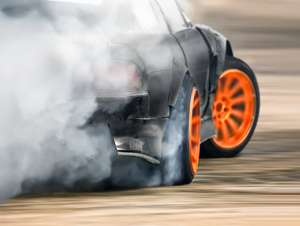 Obraz Wieloczęściowy Samochód w Drifcie – dynamiczny obraz motoryzacyjny do wnętrz industrialnych i nowoczesnych 200x150