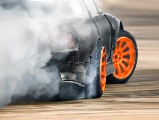 Obraz Wieloczęściowy Samochód w Drifcie – dynamiczny obraz motoryzacyjny do wnętrz industrialnych i nowoczesnych 200x150