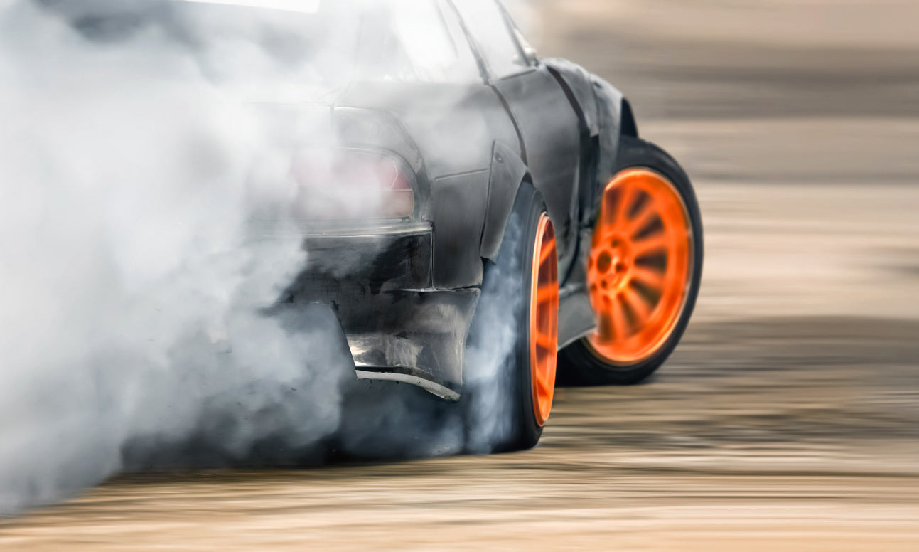 Obraz Wieloczęściowy Dryfujący Samochód – dynamiczna sztuka motoryzacyjna do wnętrz industrialnych i nowoczesnych 250x150