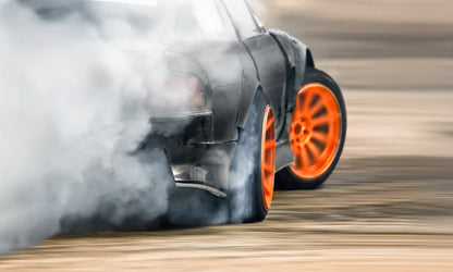 Obraz Wieloczęściowy Dryfujący Samochód – dynamiczna sztuka motoryzacyjna do wnętrz industrialnych i nowoczesnych 250x150