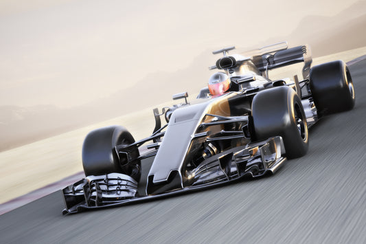 Obraz Wieloczęściowy Samochód Formuły 1 na Torze – dynamika sportowego stylu do wnętrz nowoczesnych i młodzieżowych 180x120