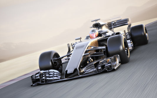 Obraz Wieloczęściowy Samochód Formuły 1 na Torze – sportowa dynamika do wnętrz nowoczesnych i młodzieżowych 240x150