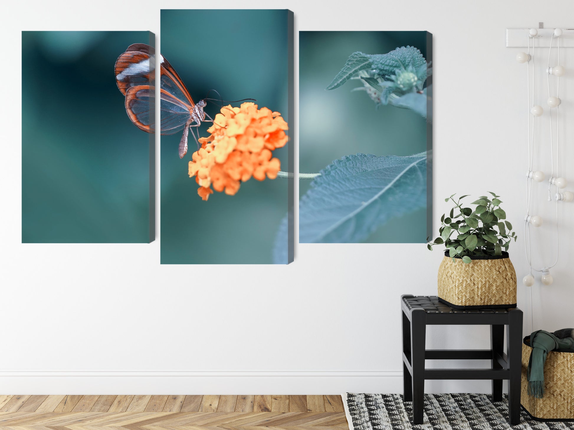 Obraz Wieloczęściowy Motyl w Letnim Ogrodzie – sielski urok do wnętrz naturalnych i boho – widok 7