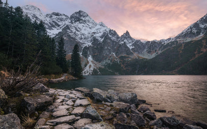 Obraz Wieloczęściowy Jezioro i Las W Górach – spokojny krajobraz do wnętrz skandynawskich i naturalnych 240x150