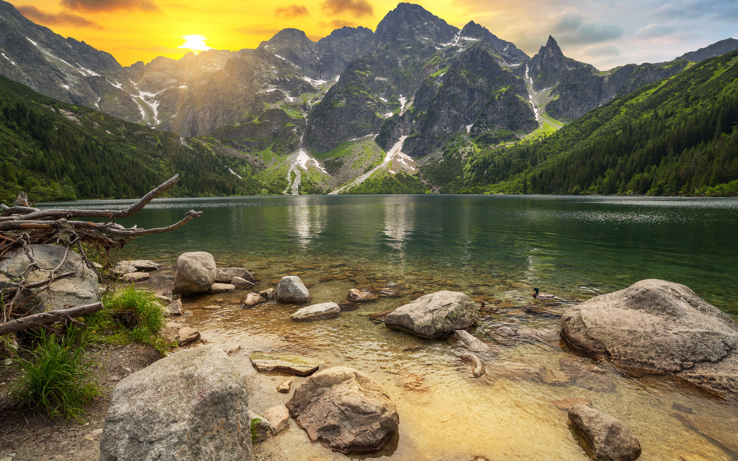 Obraz Wieloczęściowy Morskie Oko o Zachodzie Słońca – spektakularny krajobraz do wnętrz nowoczesnych, eklektycznych i glamour 240x150