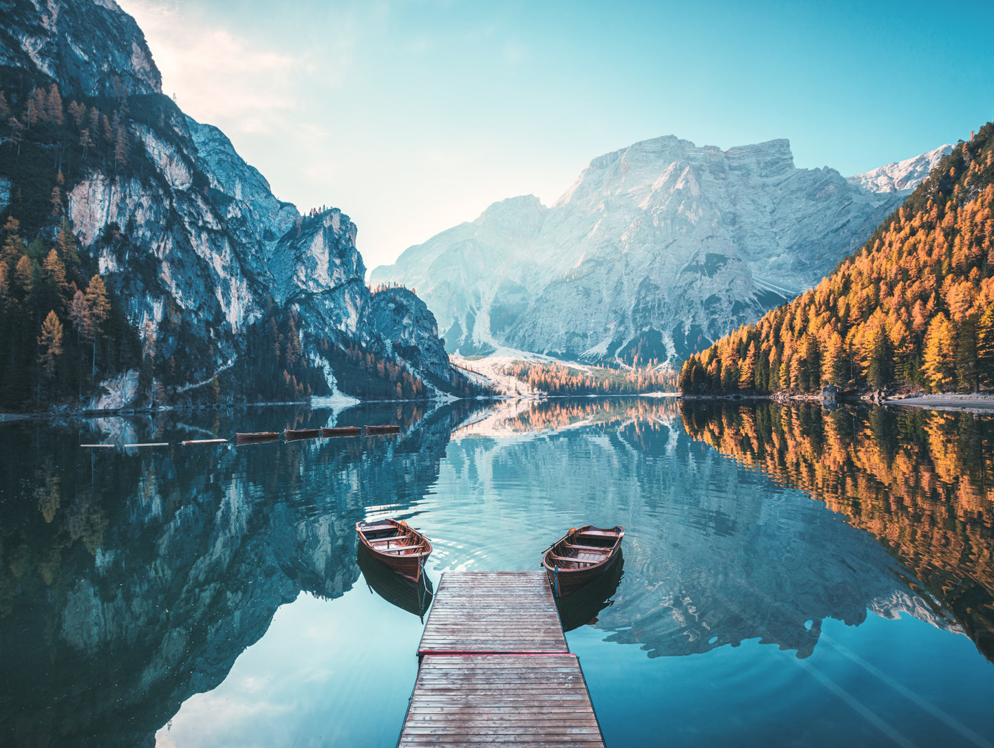 Obraz Wieloczęściowy Jezioro Braies Dolomity – alpejski spokój do wnętrz naturalnych, skandynawskich i nowoczesnych 200x150