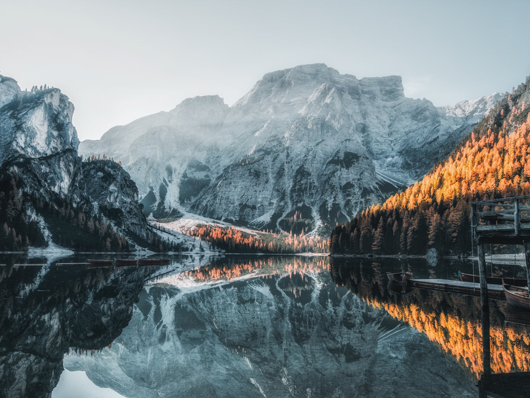 Obraz Wieloczęściowy Jezioro Braies – Alpejski krajobraz do wnętrz skandynawskich, nowoczesnych i naturalnych 200x150