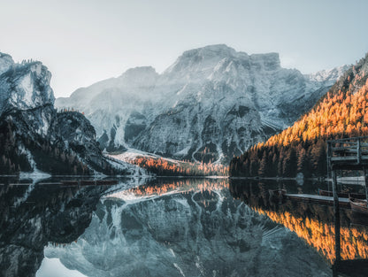 Obraz Wieloczęściowy Jezioro Braies – Alpejski krajobraz do wnętrz skandynawskich, nowoczesnych i naturalnych 200x150