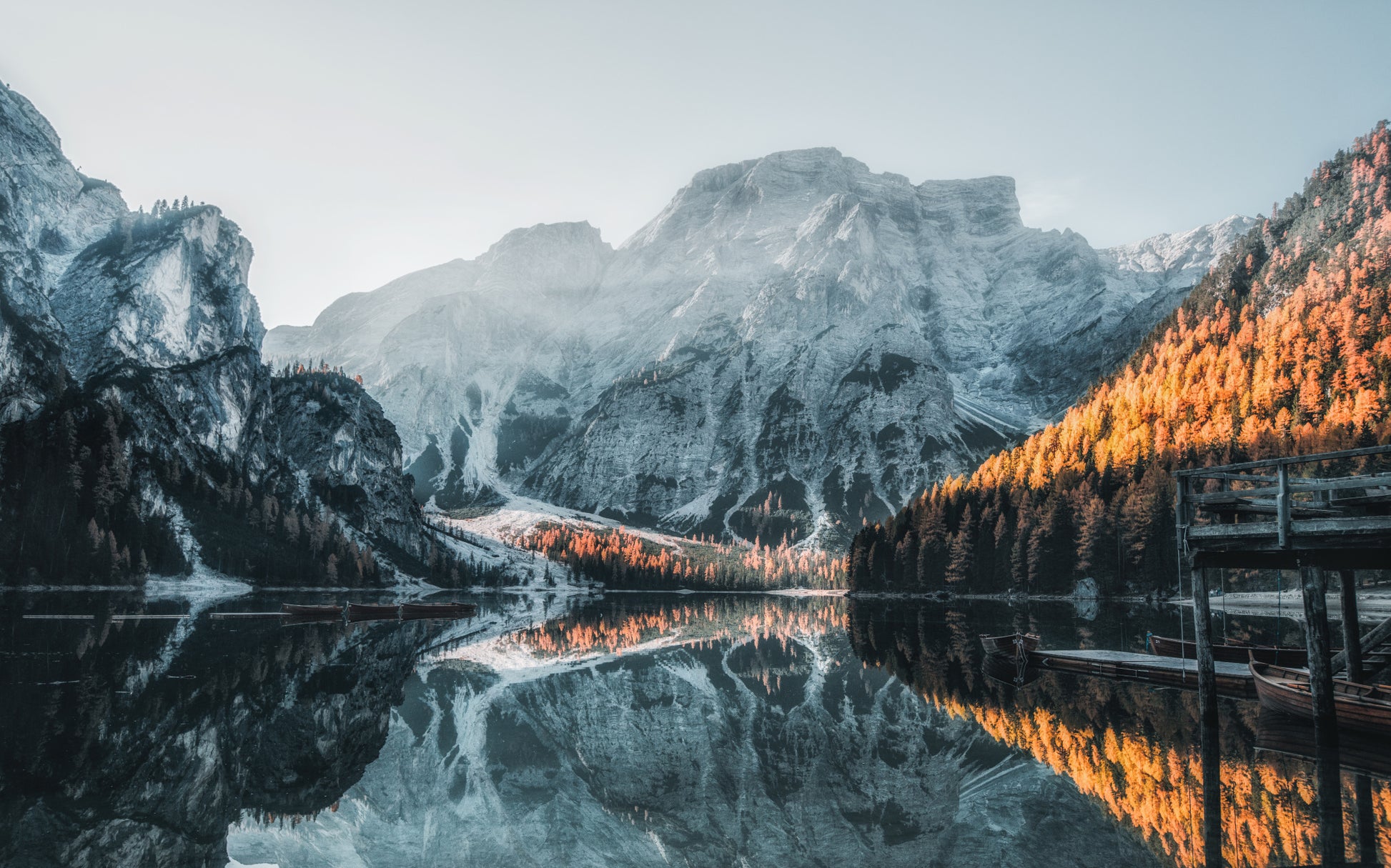 Obraz Wieloczęściowy Jezioro Braies – krajobraz włoskich Dolomitów do wnętrz minimalistycznych i klasycznych 240x150