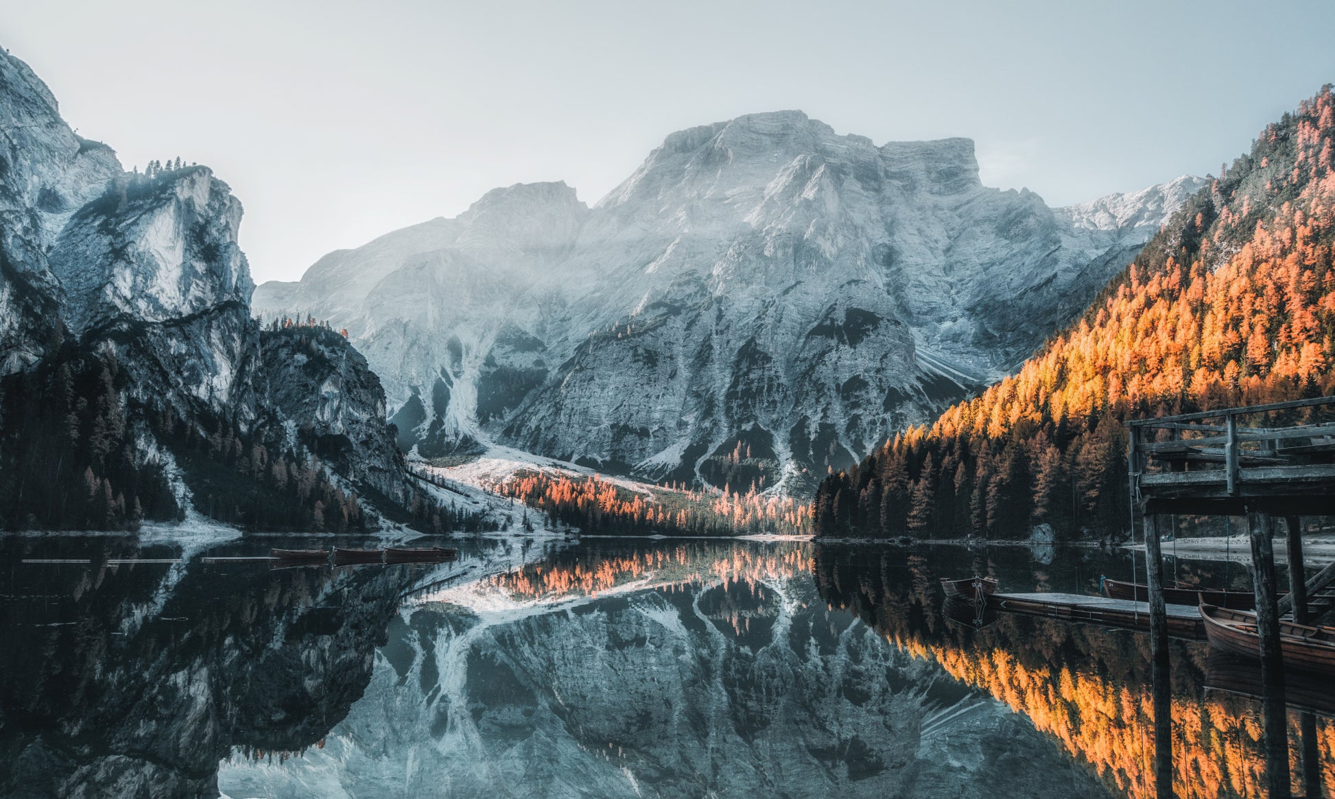 Obraz Wieloczęściowy Jezioro Braies – Alpejski spokój do wnętrz skandynawskich, nowoczesnych i naturalnych 250x150