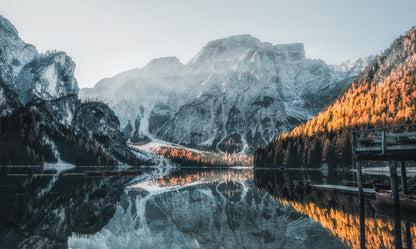 Obraz Wieloczęściowy Jezioro Braies – Alpejski spokój do wnętrz skandynawskich, nowoczesnych i naturalnych 250x150