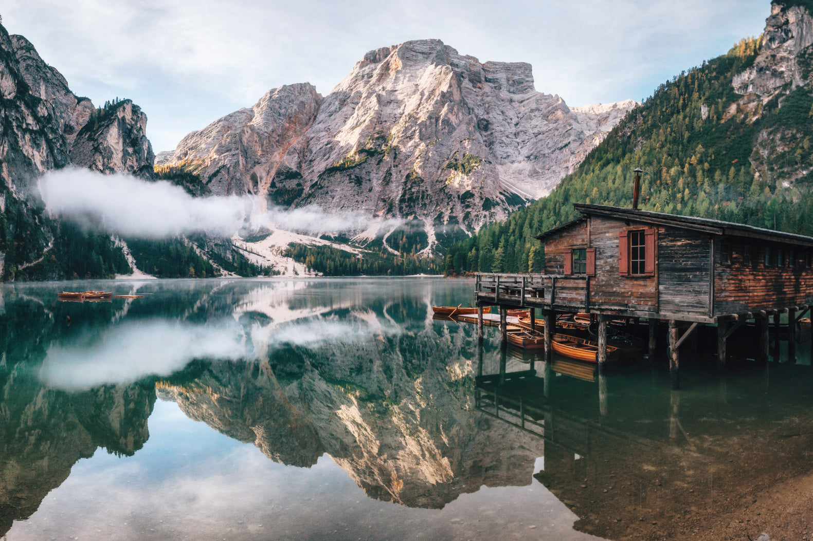 Obraz Wieloczęściowy Domek Nad Jeziorem Braies – krajobraz alpejski do wnętrz rustykalnych i klasycznych 180x120