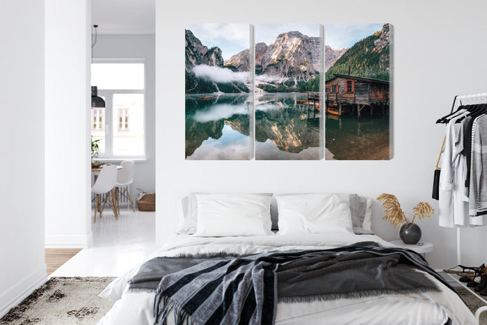 Obraz Wieloczęściowy Domek Nad Jeziorem Braies – krajobraz alpejski do wnętrz rustykalnych i klasycznych – widok 6