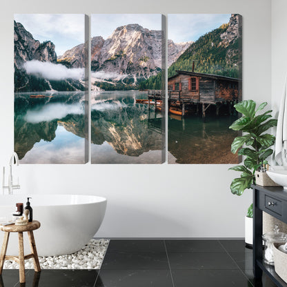 Obraz Wieloczęściowy Domek Nad Jeziorem Braies – krajobraz alpejski do wnętrz rustykalnych i klasycznych – widok 4