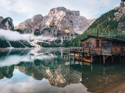 Obraz Wieloczęściowy Domek nad Jeziorem Braies – pejzaż z nutą spokoju do wnętrz naturalnych i rustykalnych 200x150
