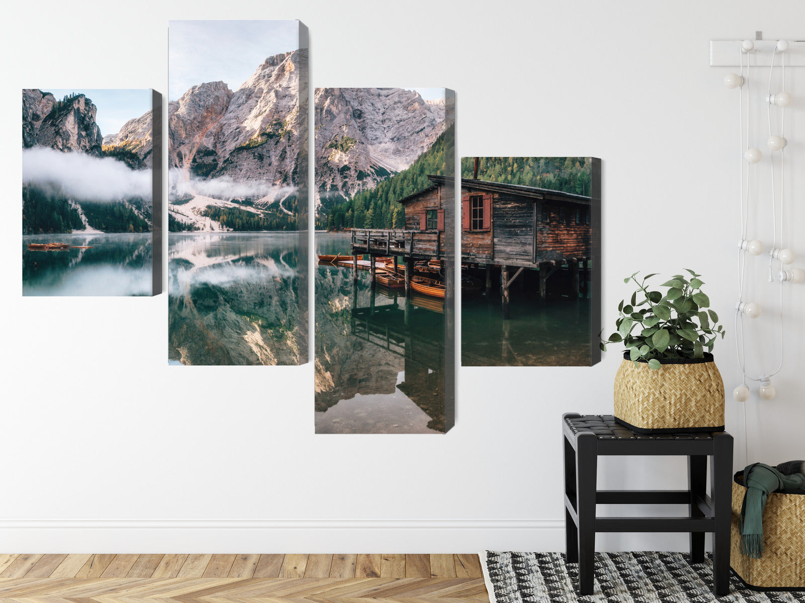 Obraz Wieloczęściowy Domek nad Jeziorem Braies – pejzaż relaksujący do wnętrz boho i rustykalnych – widok 7