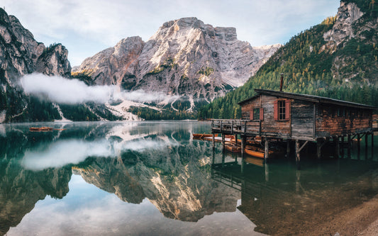 Obraz Wieloczęściowy Domek nad Jeziorem Braies – pejzaż relaksujący do wnętrz boho i rustykalnych 240x150