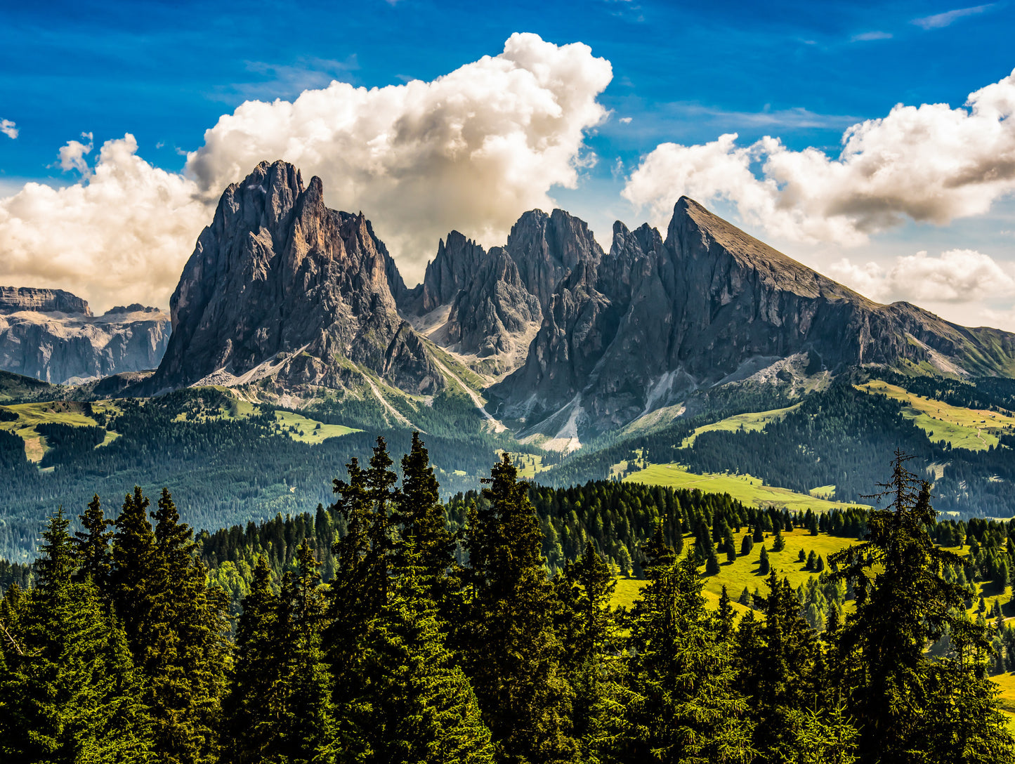 Obraz Wieloczęściowy Włoskie Dolomity – majestatyczny pejzaż górski do wnętrz nowoczesnych, skandynawskich i naturalnych 200x150