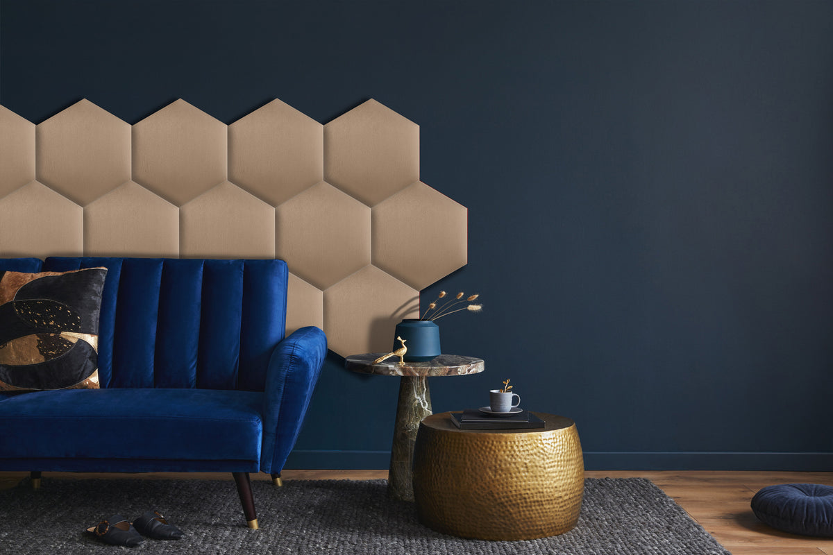 beżowy panel tapicerowany heksagon 30x26 cm - aranżacja ściany w sypialni, tkanina Welur
